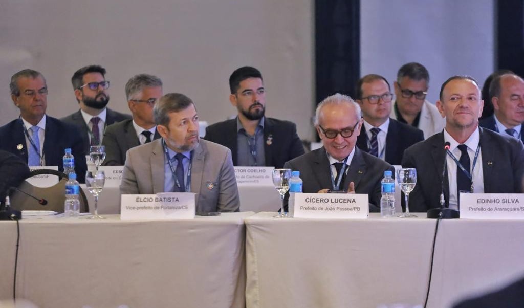 elcio batista na mesa de reunião da FNP